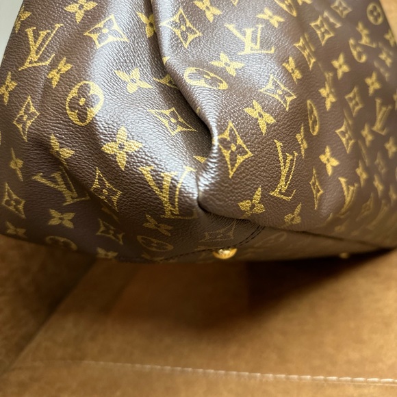 Louis Vuitton Artsy MM in Monogram - Picture 11 of 16